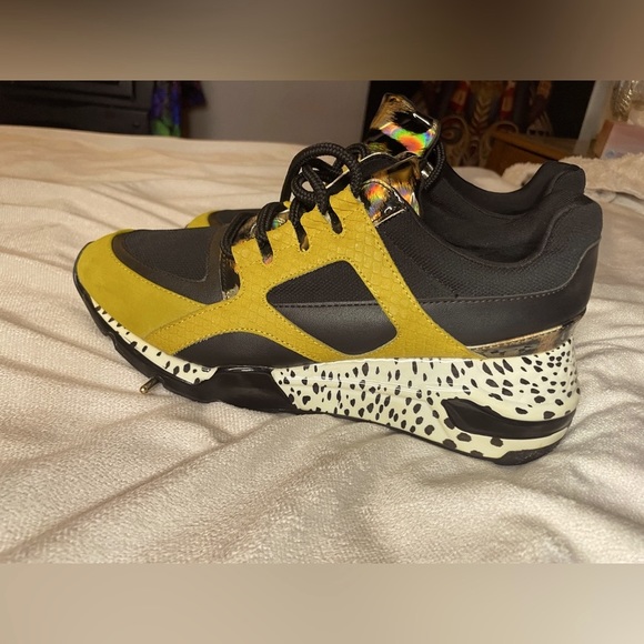 Steven Madden Cliffhanger shoes. Gold metallic leopard print. Used once - Picture 5 of 11